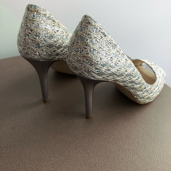 Elegant Silver Pumps - Picture 2 of 3